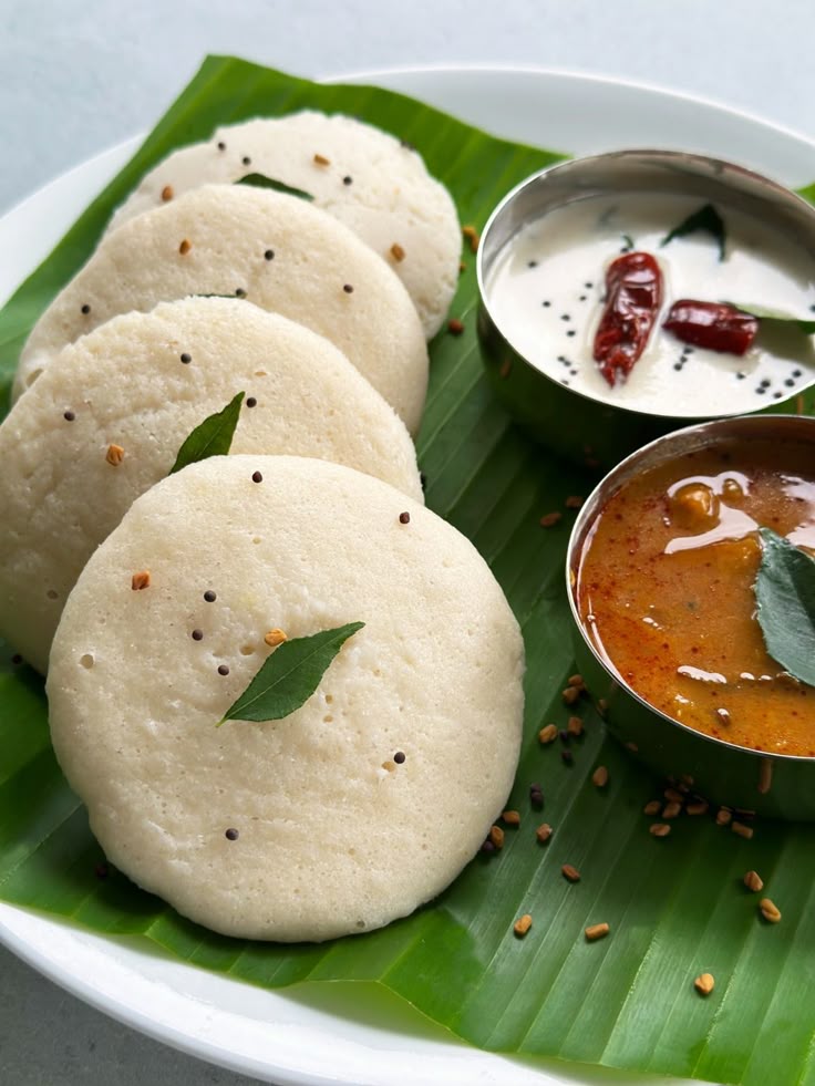 Steaming idlis